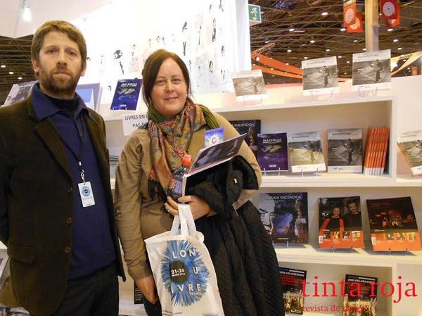 Alejandro Guyot y Vanina Steiner, embajadores de Tinta Roja en el stand argentino del Salon du livre.
