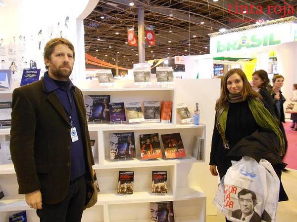 Alejandro, embajador internacional de lujo de Tinta Roja, junto a Florencia Osuna en el stand argentino del Salon du livre.